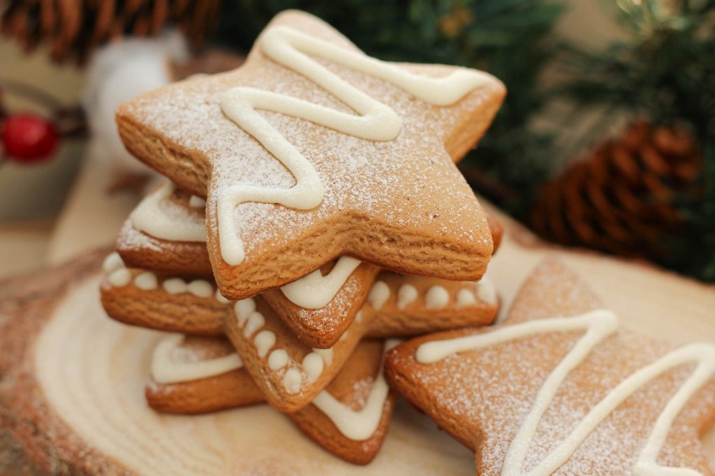 Five star-shaped gingerbread cookies.